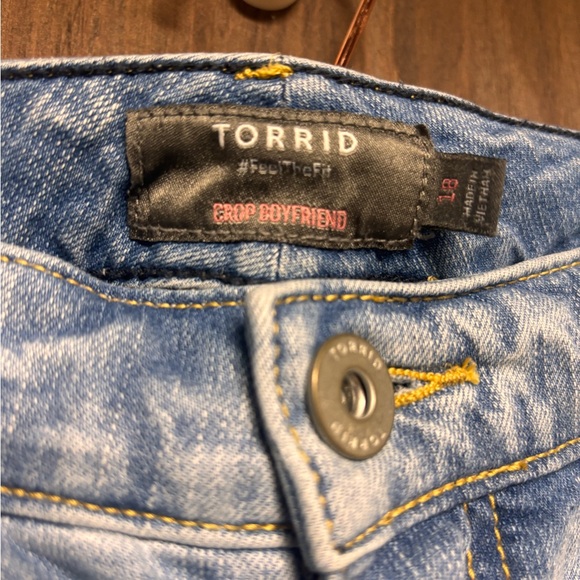 Torrid Crop Boyfriend Jeans Size Light Wash Distressed Raw Hem Vintage Stretch - Picture 3 of 10